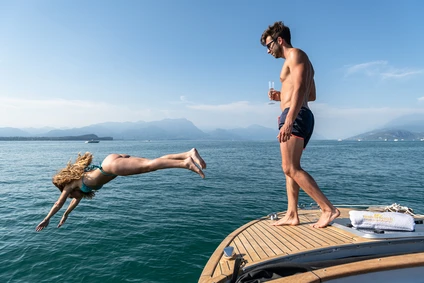 Privatausflug auf der Riva mit Bootsführer ab Salò: die Eleganz eines zeitlosen Bootes am Gardasee 5